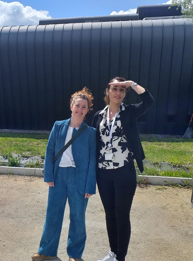 Nathalie et Stéphanie, fidèle au poste, devant le bâtiment de l'ENIM.
Cet évènement fut l’occasion de participer à des démonstrations interactives : réalité virtuelle, exosquelettes, simulateurs sensoriels, aides techniques et applications mobiles seront accessibles au public, dans une ambiance conviviale et inclusive. Tout est pensé pour permettre une immersion concrète dans les réalités du handicap, à travers des expériences ludiques, pédagogiques et impactantes. 🦾 