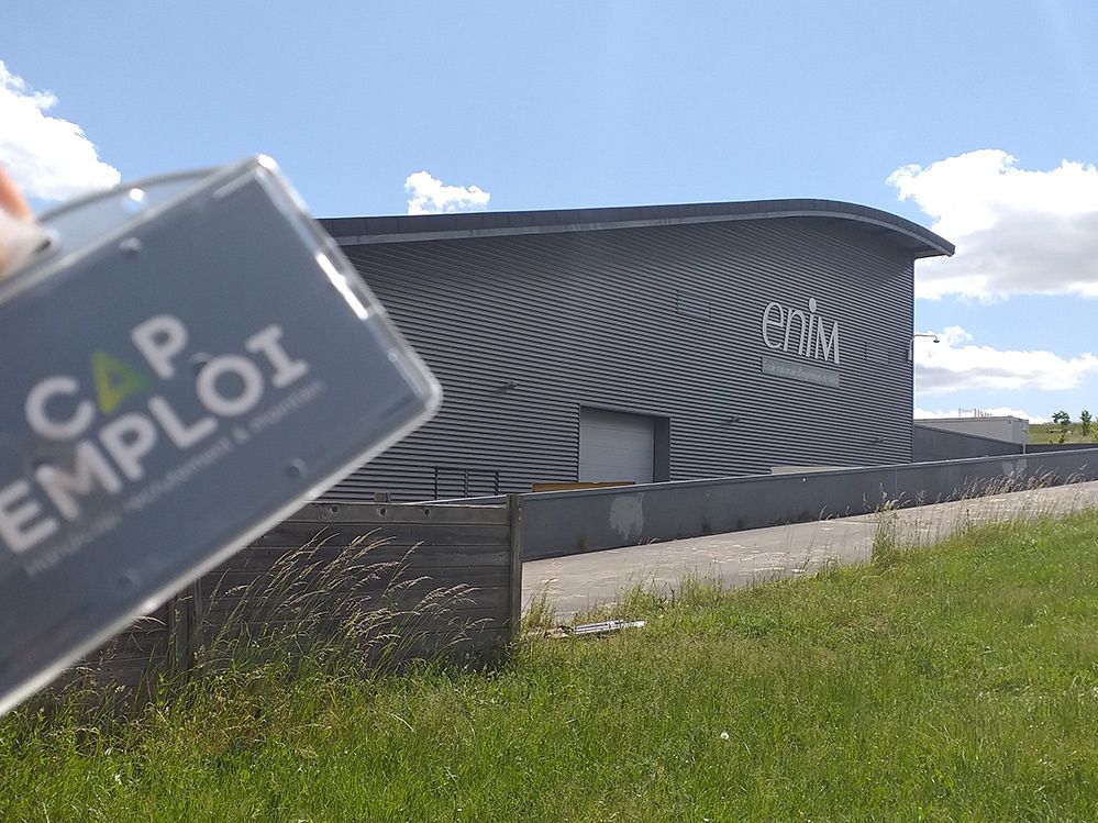 Le badge de Cap emploi qui vient rendre visite à l'imposant bâtiment de l'ENIM.