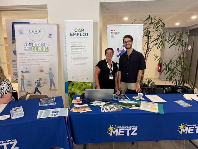 La chargée de mission Cap emploi Borina sur son stand avec un collègue de France Travail.