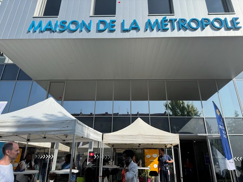 Porte d'entrée de la maison de la métropole de Metz.