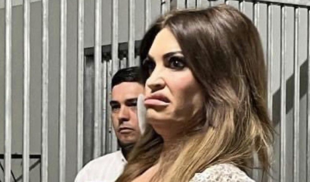 Kimberly Guilfoil's bad plastic surgery makes it look like she smells a fart all the time