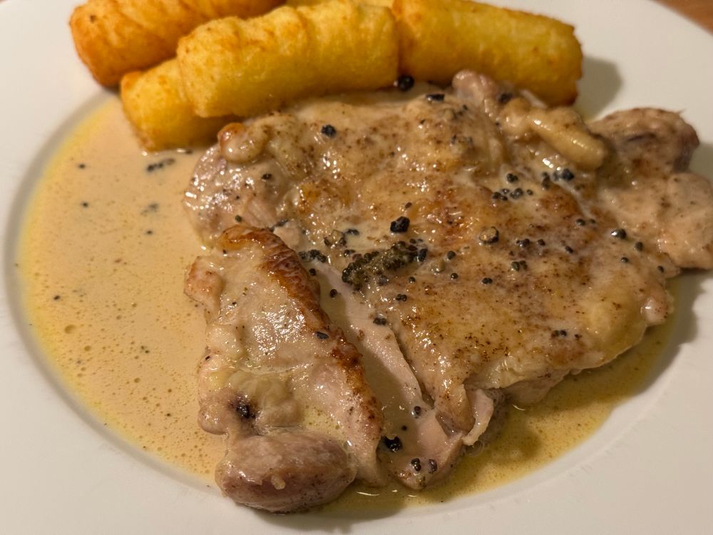 Hähnchen in Pfeffersoße und Kroketten