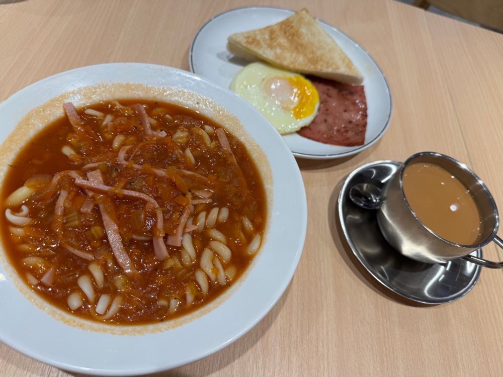 Nudeln in Tomatensuppe, ham & egg, toast, hot milk tea