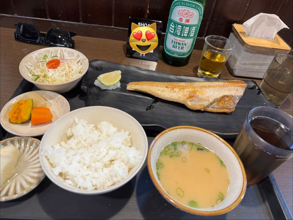 Gegrillte Makrele mit Beilagen und 600er-Haubitze Taiwan Beer