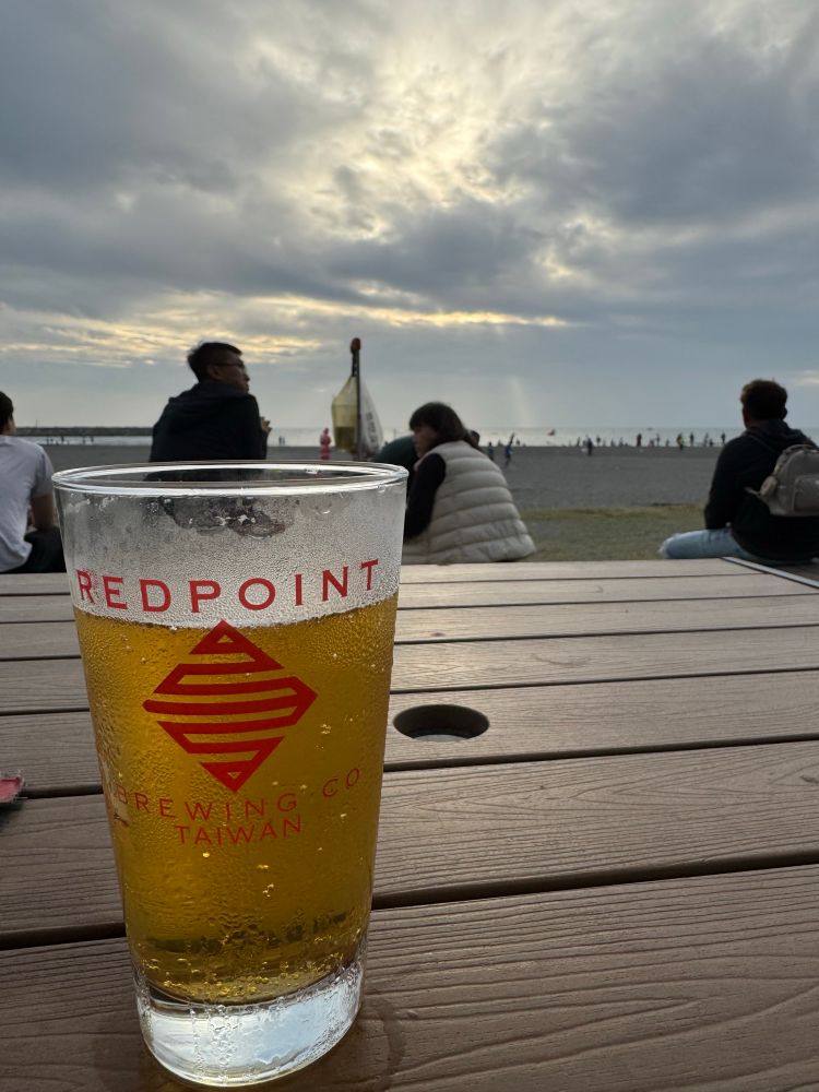 Glas Bier auf Tisch erste Reihe Strandbar