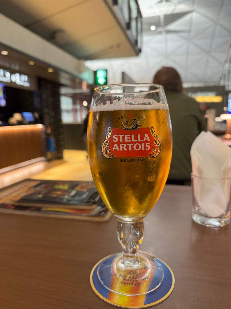 Glas Stella am Flughafen