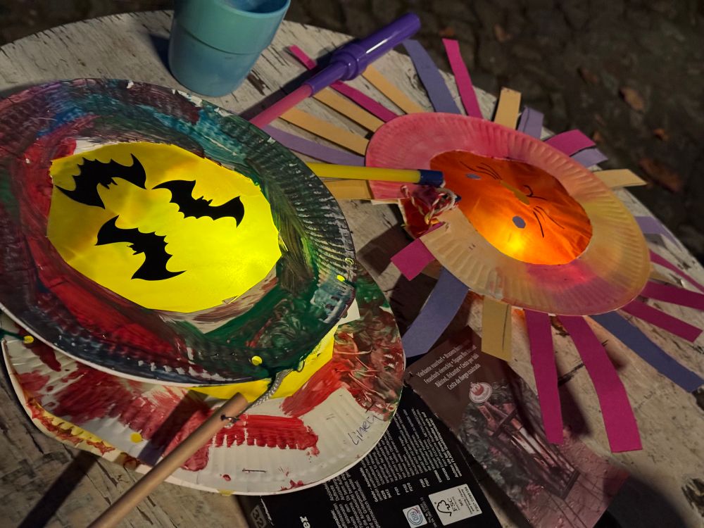 Kinderlaternen auf Tisch