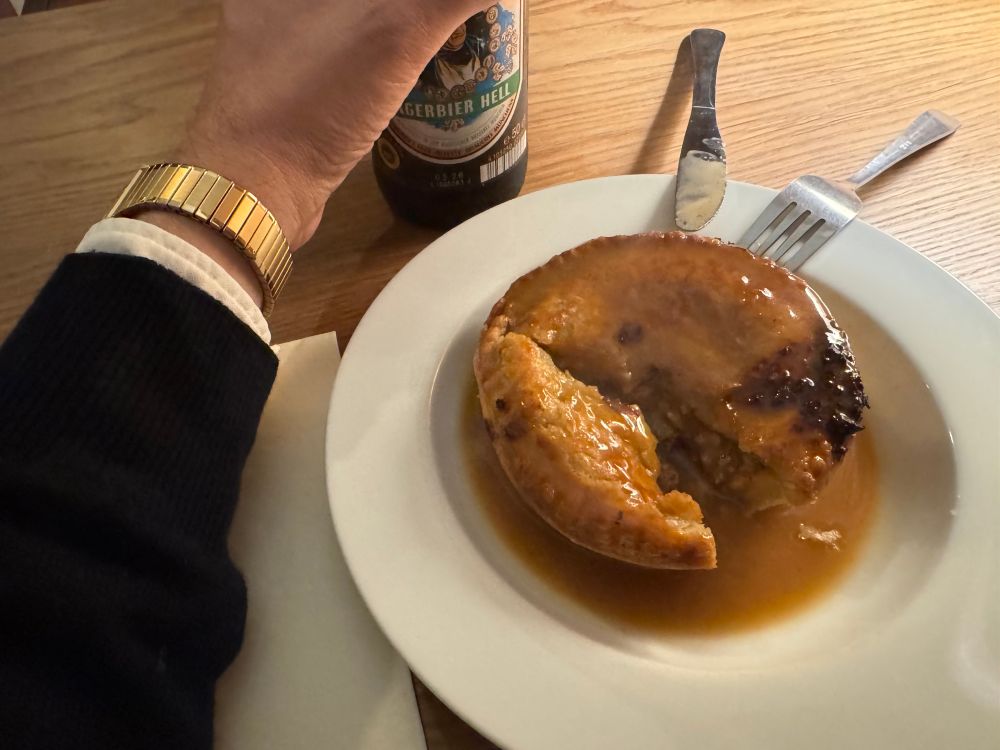 Beef & cheddar pie mit gravy, und pulle Augustiner 