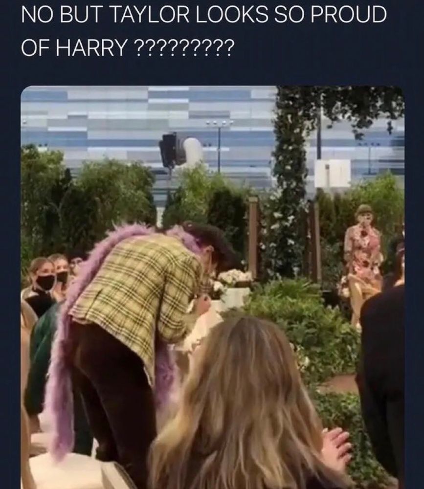 no but taylor looks so proud of harry ????????? 
