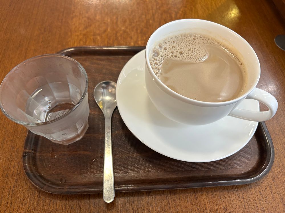 上島珈琲店のミルクコーヒー。Lサイズなので、お水(お冷や)のグラスより大きい。