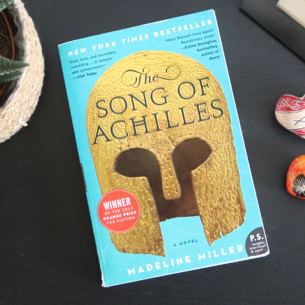 The Song of Achilles von Madeline Miller: Das hellblaue Cover zeigt einen antiken Schlachthelm aus Gold.