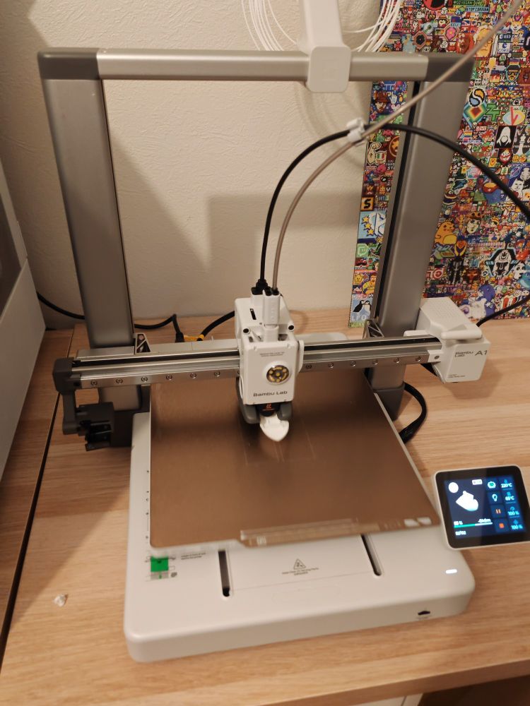 Imprimante 3d bambu lab A1 en train d'imprimer un fichier test