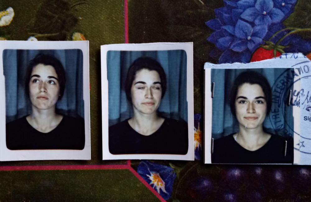 Die junge Protagonistin mit drei sehr unterschiedlichen Gesichtsausdrücken. 