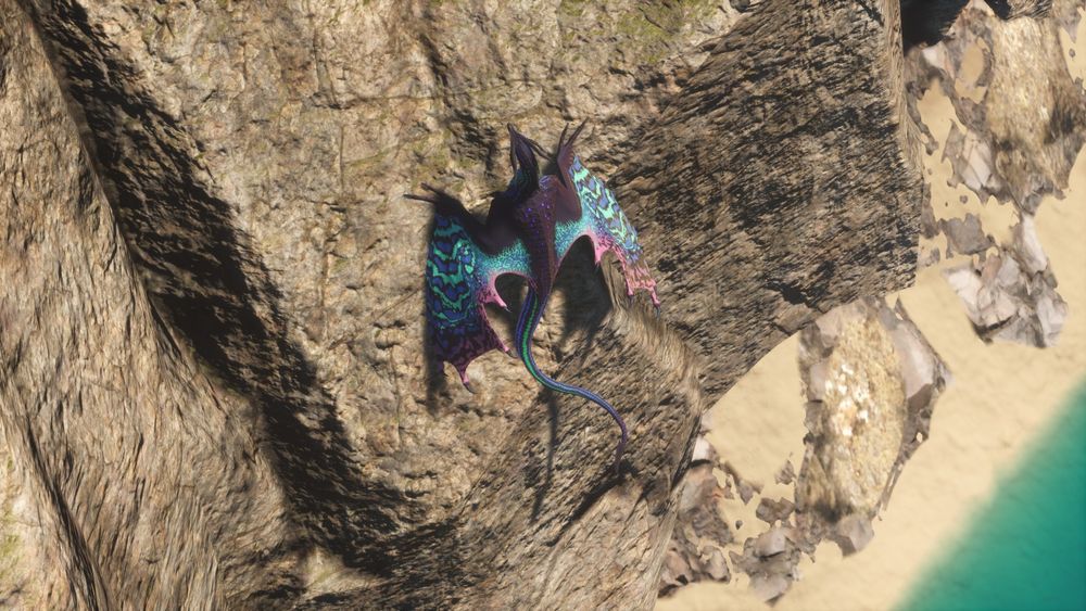 해안가의 높은 암벽에 매달려 앉은 와이번. 몸은 검고 날개와 몸 일부에 파랑, 밝은 옥색, 붉은색 무늬가 있다.