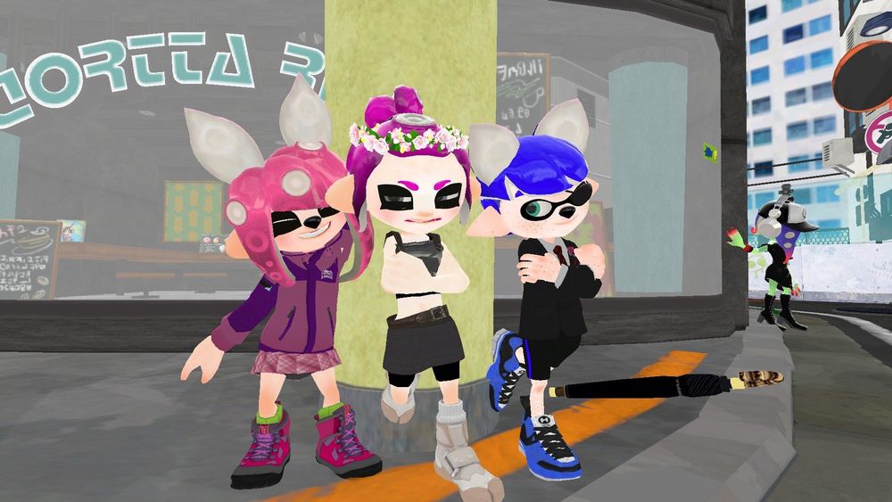 The twins and their auntie! Technically I've only met and played with two of them, my now partner in the middle and Candy fazcat. But the twins are OCs made by fazcat and I had a lot of fun modeling them! (Also a little photobomb again...)