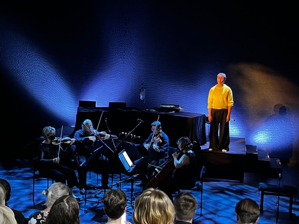 Säveltäjä Leevi Räsänen ja Uusinta-jousikvartetti Musiikkitalon Black Boxissa.