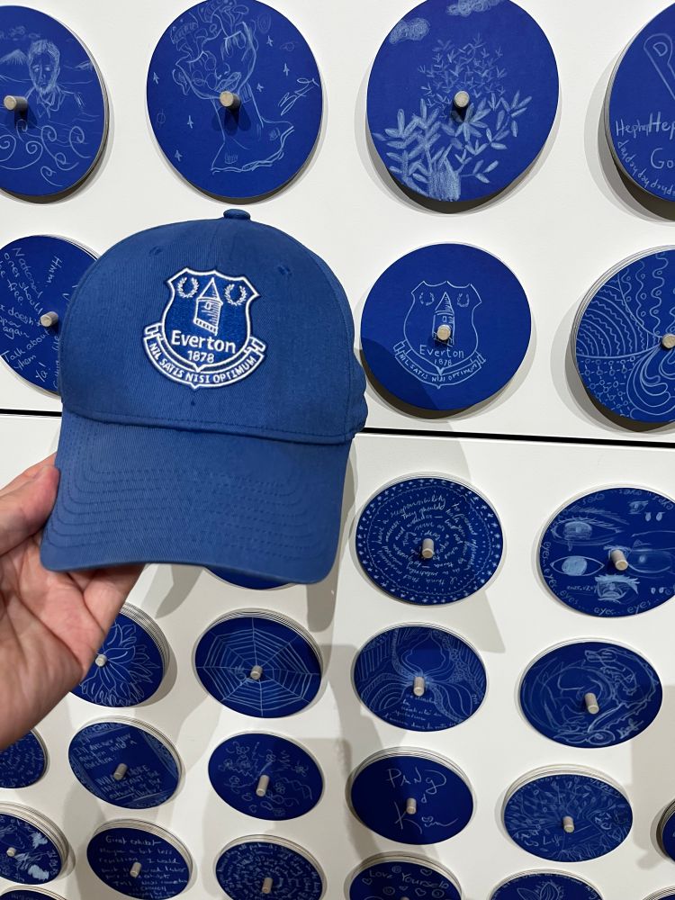 Sininen Everton-lippalakki ja sininen Everton-aiheinen taideteos Kunsthaus Zürichissä.