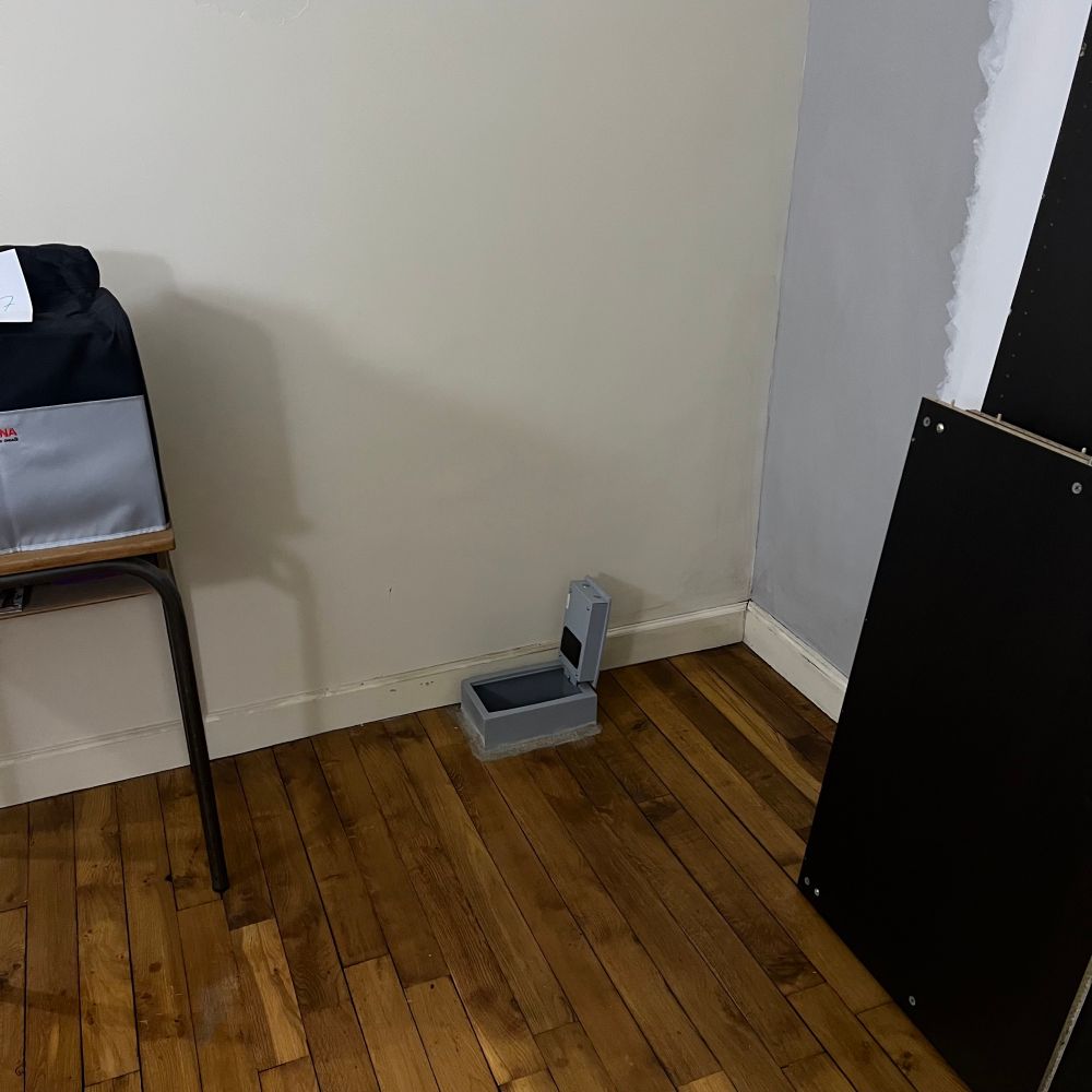 Un coffre fort DANS le parquet   😭