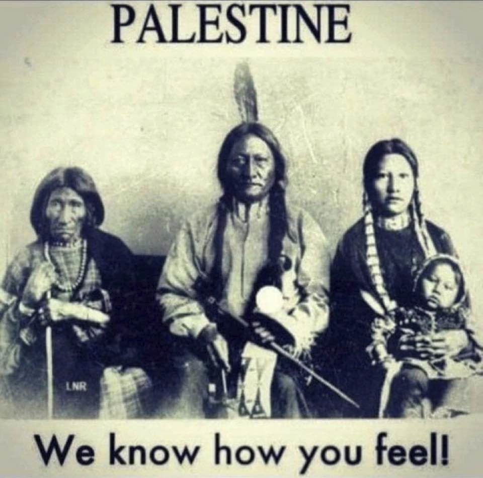 old pic of native people with text : Sitting Bull (au centre), avec le texte "PALESTINE" en haut et "We know how you feel!" (Nous savons ce que vous ressentez !) en bas.