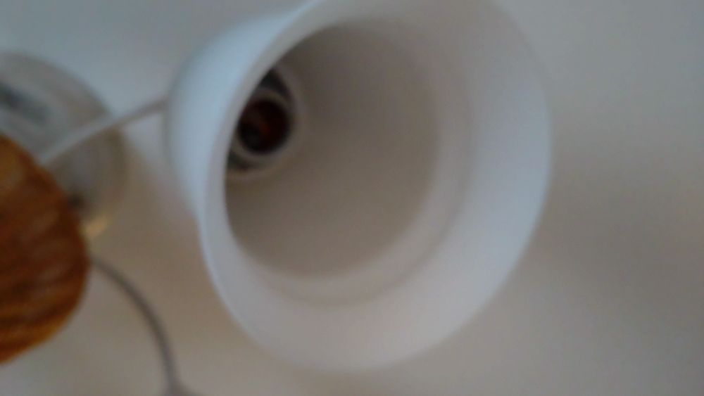 照明器具の電球をはずしたところ。順番に外してどれが寿命間近なのかを調べよう。