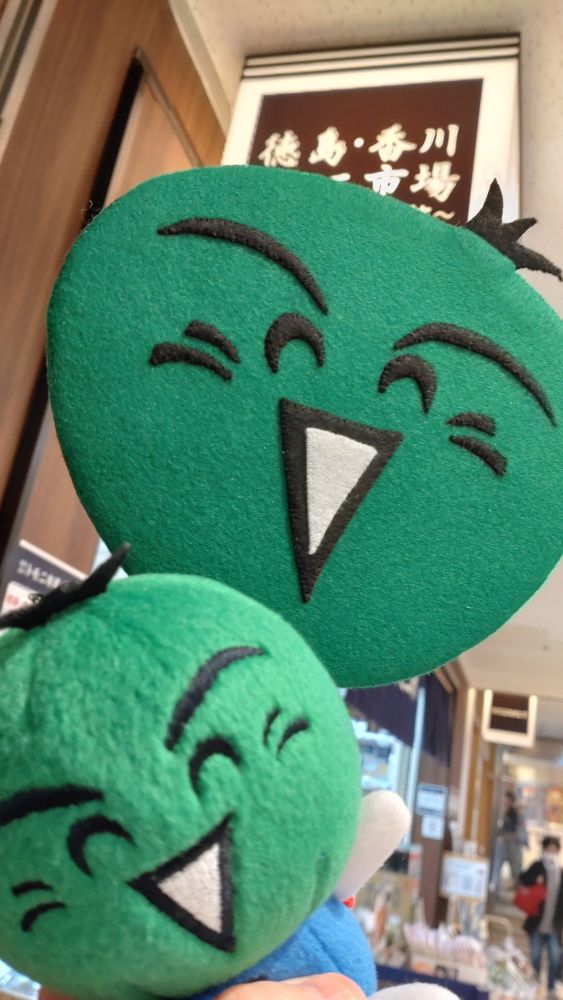 東京交通会館の徳島・香川トモニ市場の入口。わたしのすだちくんを連れてきた‼️