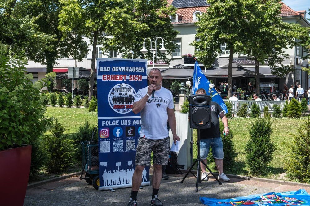 29.06.24 Bad Oeynhausen: Daniel Kokott im Shirt "White Boy Summer" aus dem Phalanx-Europa-Onlineshop der Identitären Bewegung.