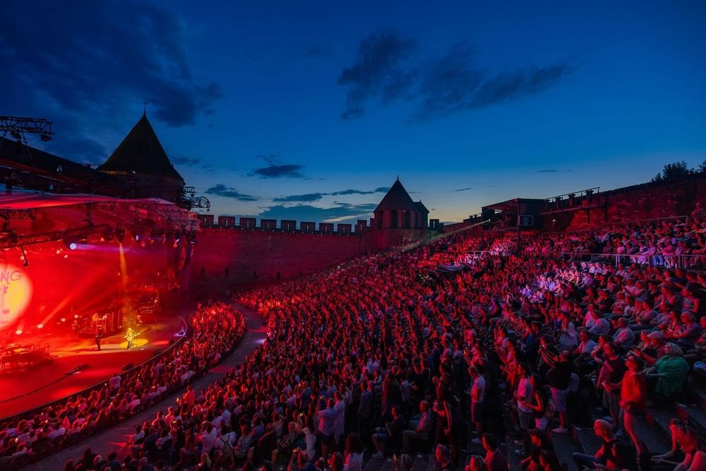 Alanis Morrissette performing at Théâtre Jean-Deschamps in Carcassonne