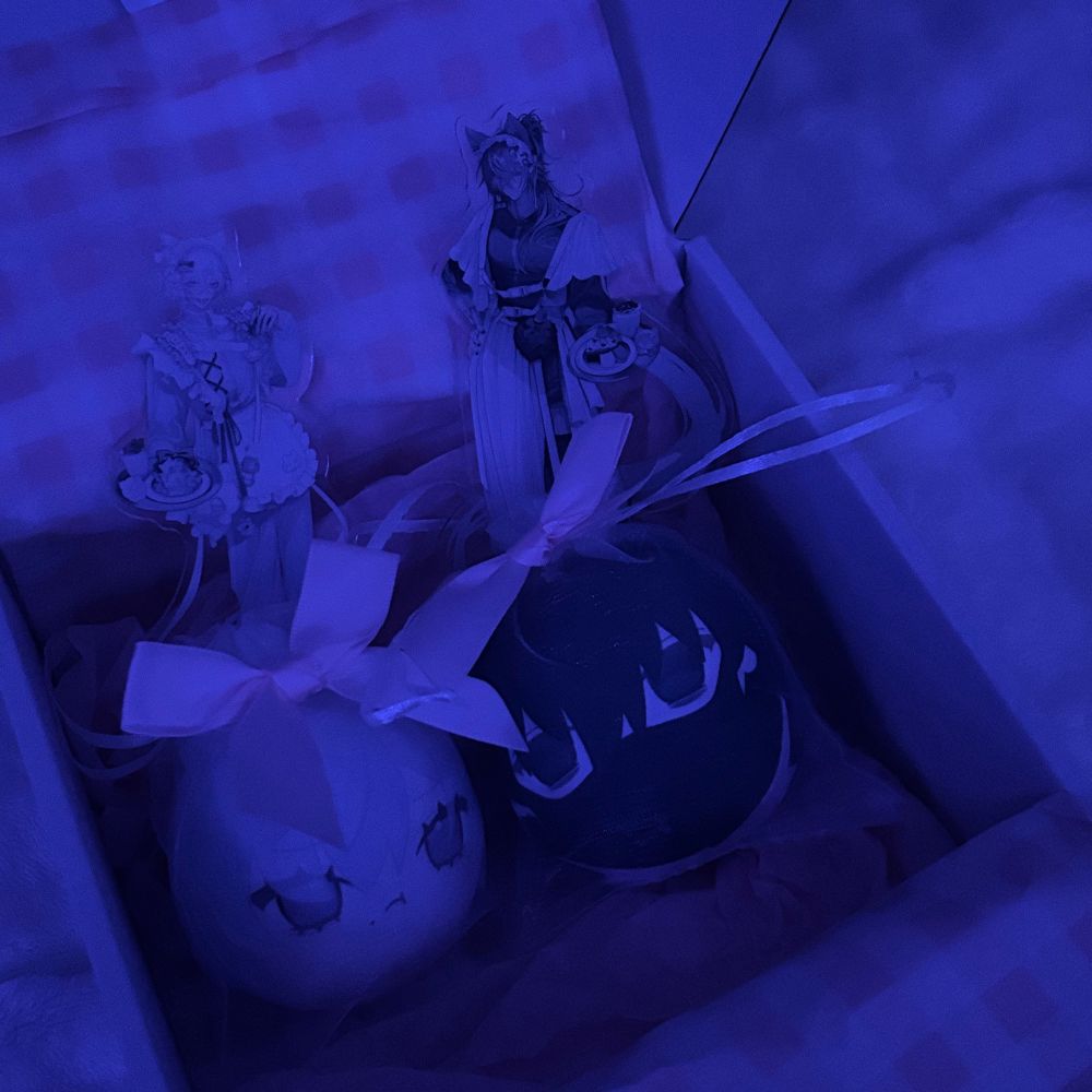 全部開けるのもったいない……っていいながら今回も開けた、そしたら私のオアシス広がってた🤍🖤🙂‍↕️🙂‍↕️
そしていつも先生の直筆のメッセージうれしい……全部ほんとに可愛い毎日一緒にいる🫂
メッセージ用紙まで可愛かった、、ここが私のアナザースカイかとおもった🌎☁️
またどこかで物の感想もお伝えさせてもらいたい、、物は物です😌🫶🏻🤍🖤