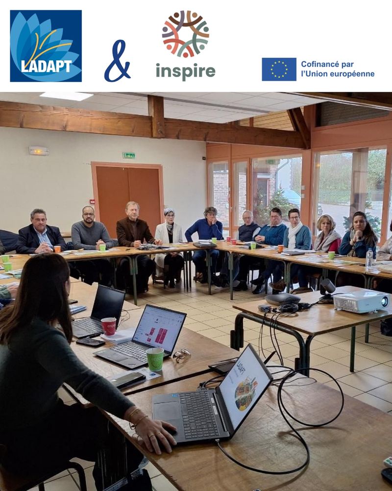 Cette photo de réunion documente un événement cofinancé par l'Union Européenne, impliquant les organisations LADAPT et Inspire, où plusieurs participants sont rassemblés autour d'une table avec des ordinateurs portables.
