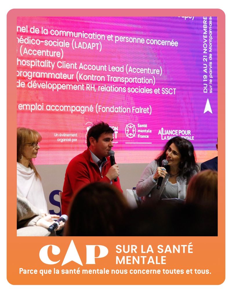 L'image capture un moment d'une conférence intitulée "Cap sur la santé mentale" qui s'est tenue du 19 au 21 novembre sur le parvis de Montparnasse, montrant trois panélistes en train de parler de sujets liés à l'emploi et à la santé mentale.