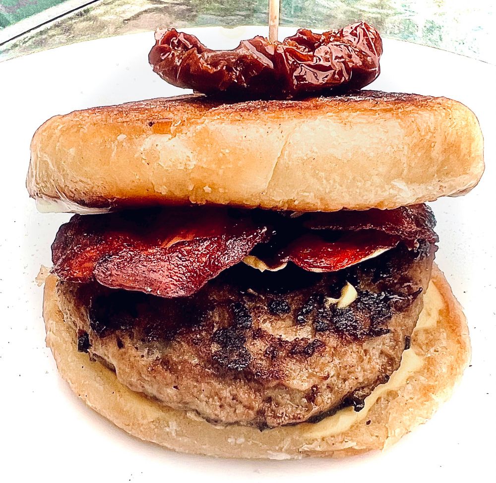 #burgersummer no. 10: the chorizo burger

white bap, fried in vegetable oil, with mayo and dijon mustard: five slices of chorizo, season-brined patty.

topped with a lovely oily sundried tomato

will have to try again with a few different cheeses

#foodsky #cookingsky

👨‍🍳🍜🍽️🍔