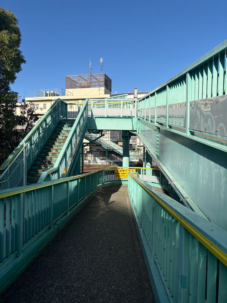 蒲田駅近くの大きな歩道橋