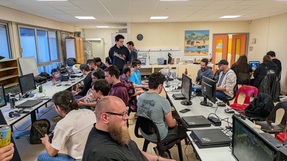 Du monde à l'assoc en train de jouer sur plusieurs consoles à des jeux de bagarre