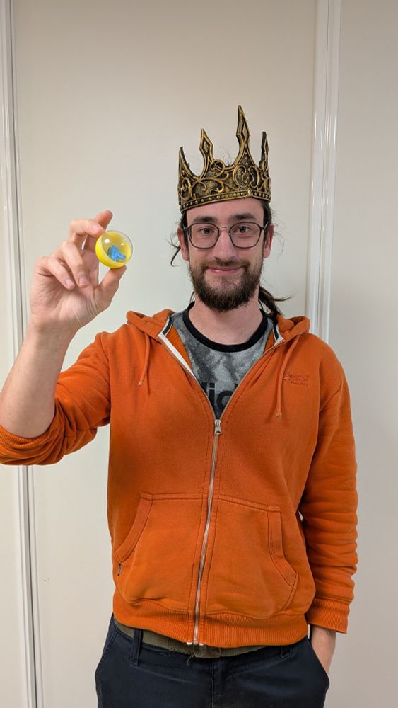 Fripouille qui fait une pose de victoire avec son pokémoche