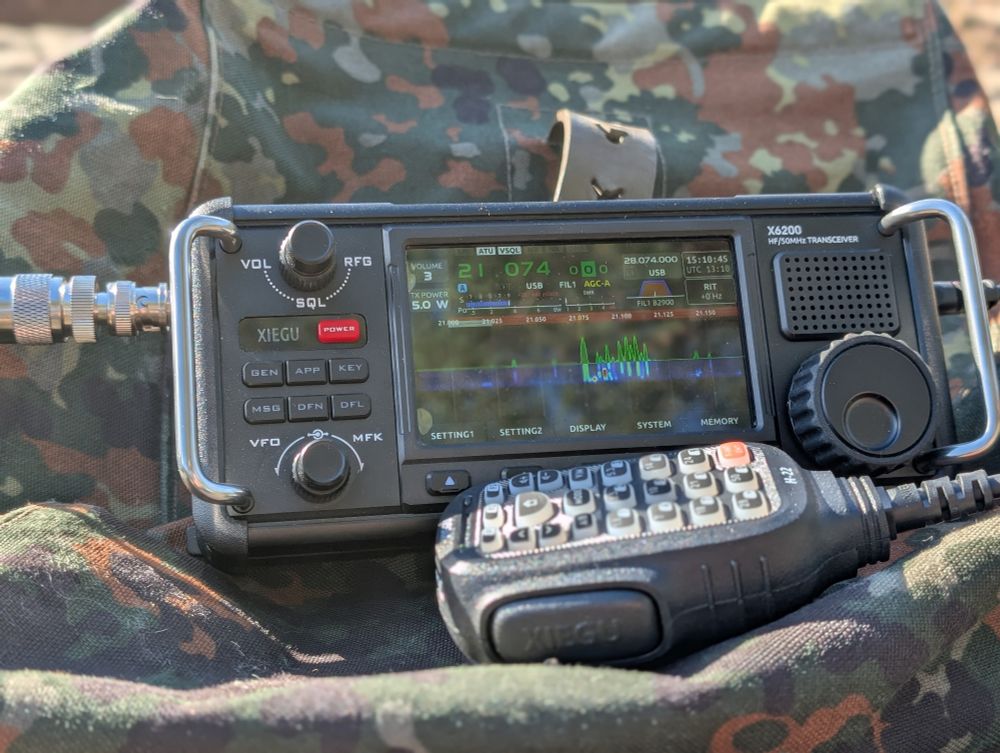 A xiegu x6200 on a bag with flecktarn pattern