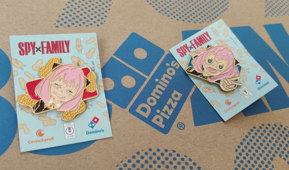 Deux pin's Spy x Familly en partenariat avec Domino's Pizza. 