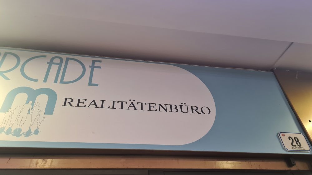 Firmenschild mit dem Titel "Realitätenbüro"