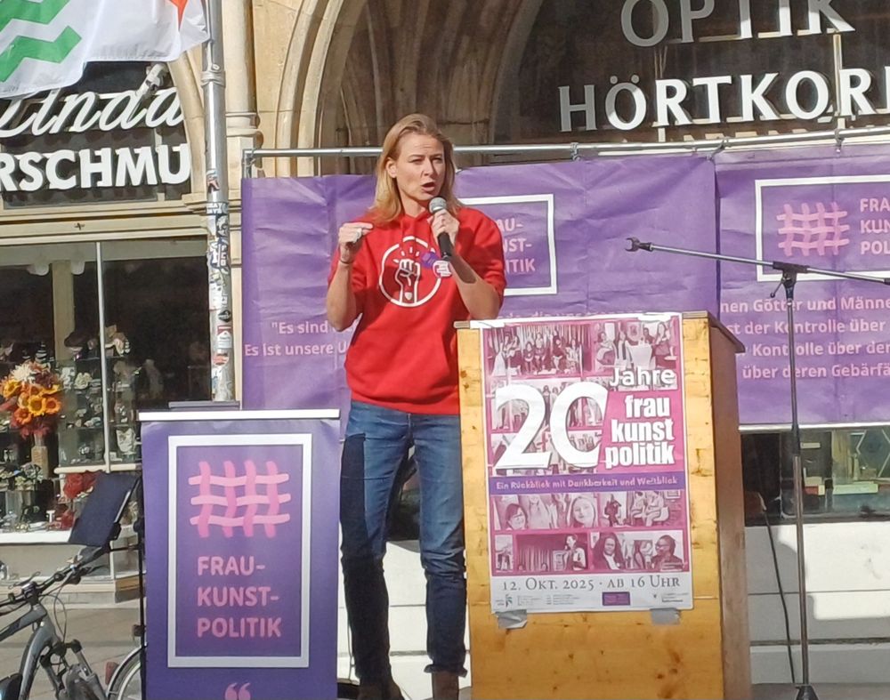Julia auf der Bühne vor dem Münchner Rathaus 