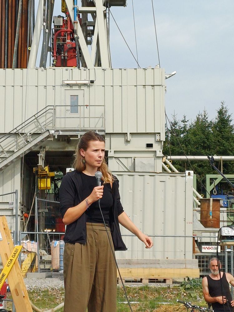 Luisa vor Gasbohrturm 