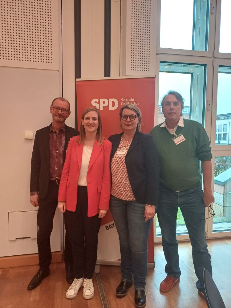 Foto von mir, Carmen Wegge,  Christiane Feichtmeier und Felix Büchner vor einem SPD-Aufsteller. 