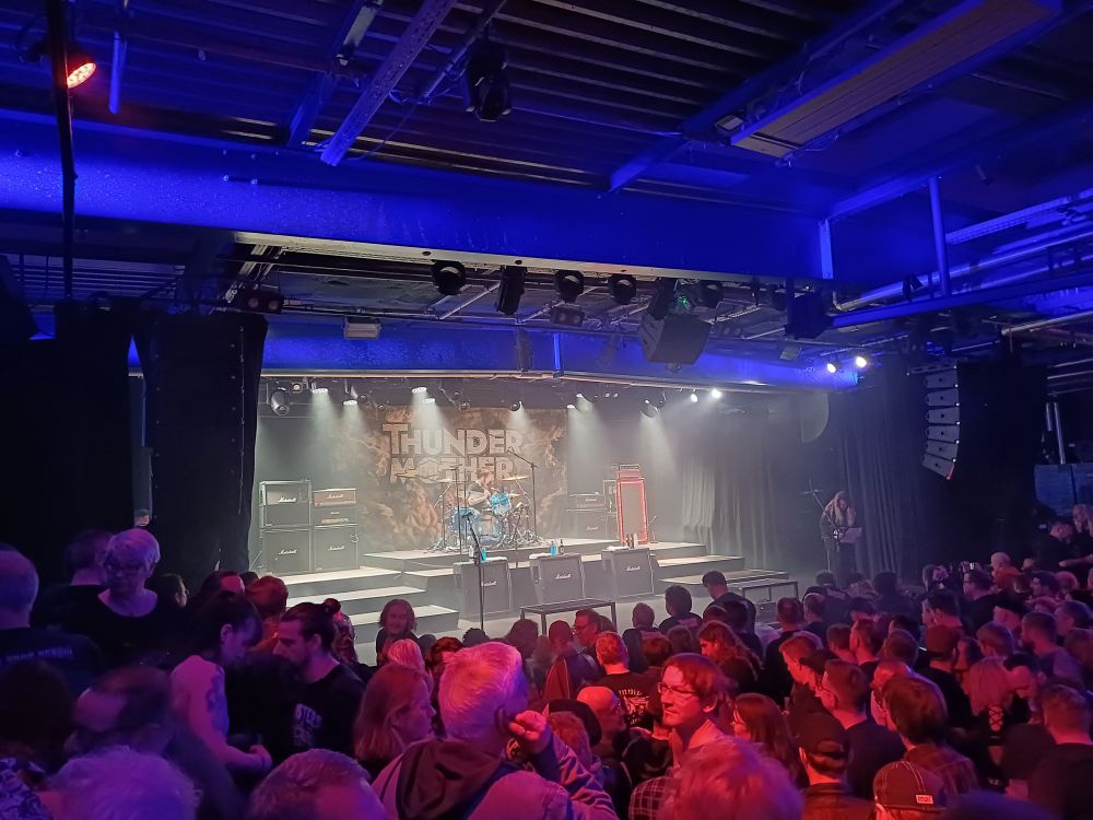 Bühne im Backstage mit Thundermother Banner