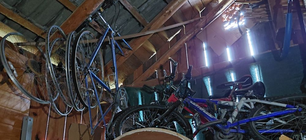 Foto mit Fahrrad(teilen) in seltsamer Umgebung. 