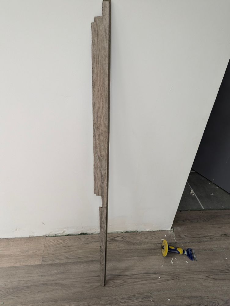 Une pièce tordue de stratifier  a découper 