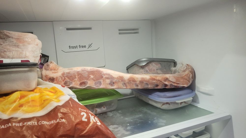 um pedaço de porco em um congelador