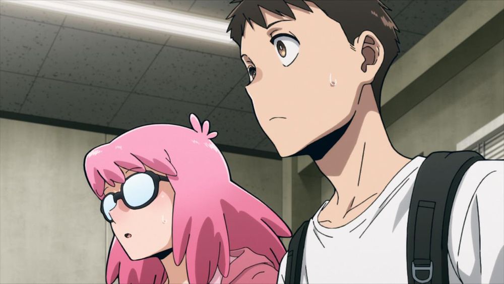 Cena do anime “My Hero Academia: Vigilantes” com os personagens Kazuho Haneyama e Koichi Haimawari. Eles estão em uma sala iluminada.