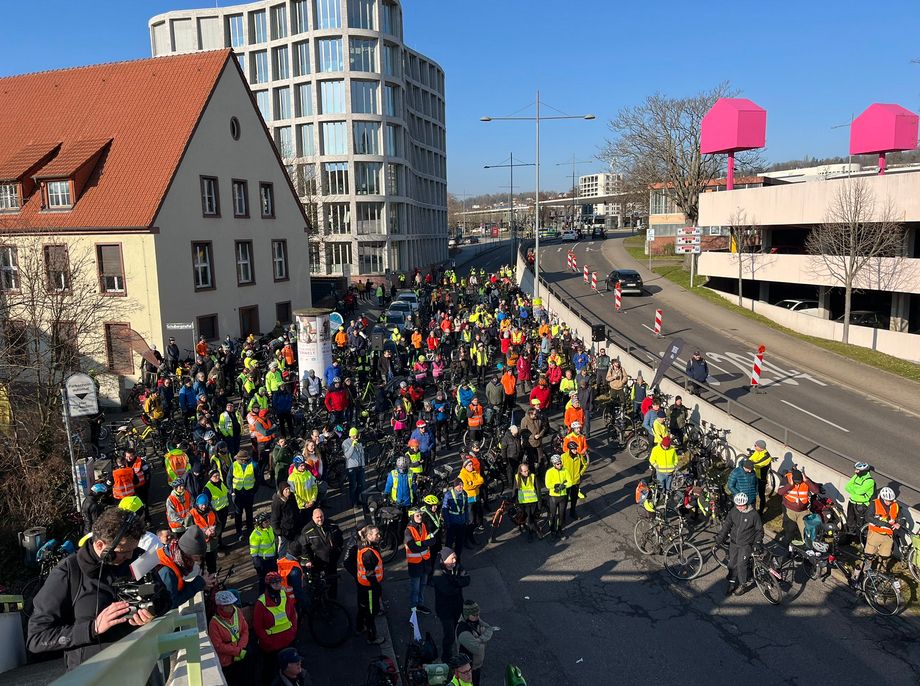 Knapp 400 Teilnehmende bei der Gedenkfahrt für Natenom vor der Staatsanwaltschaft Pforzheim