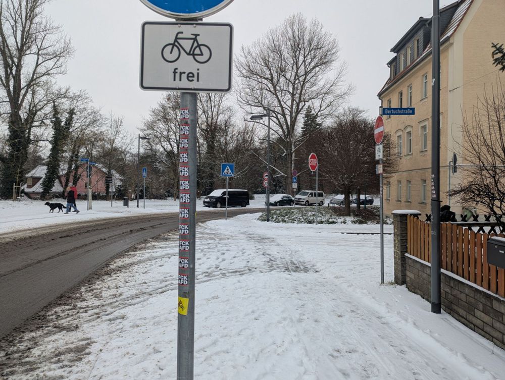 Fußweg-Schild mit 12 FCK-AFD-Aufklebern.
