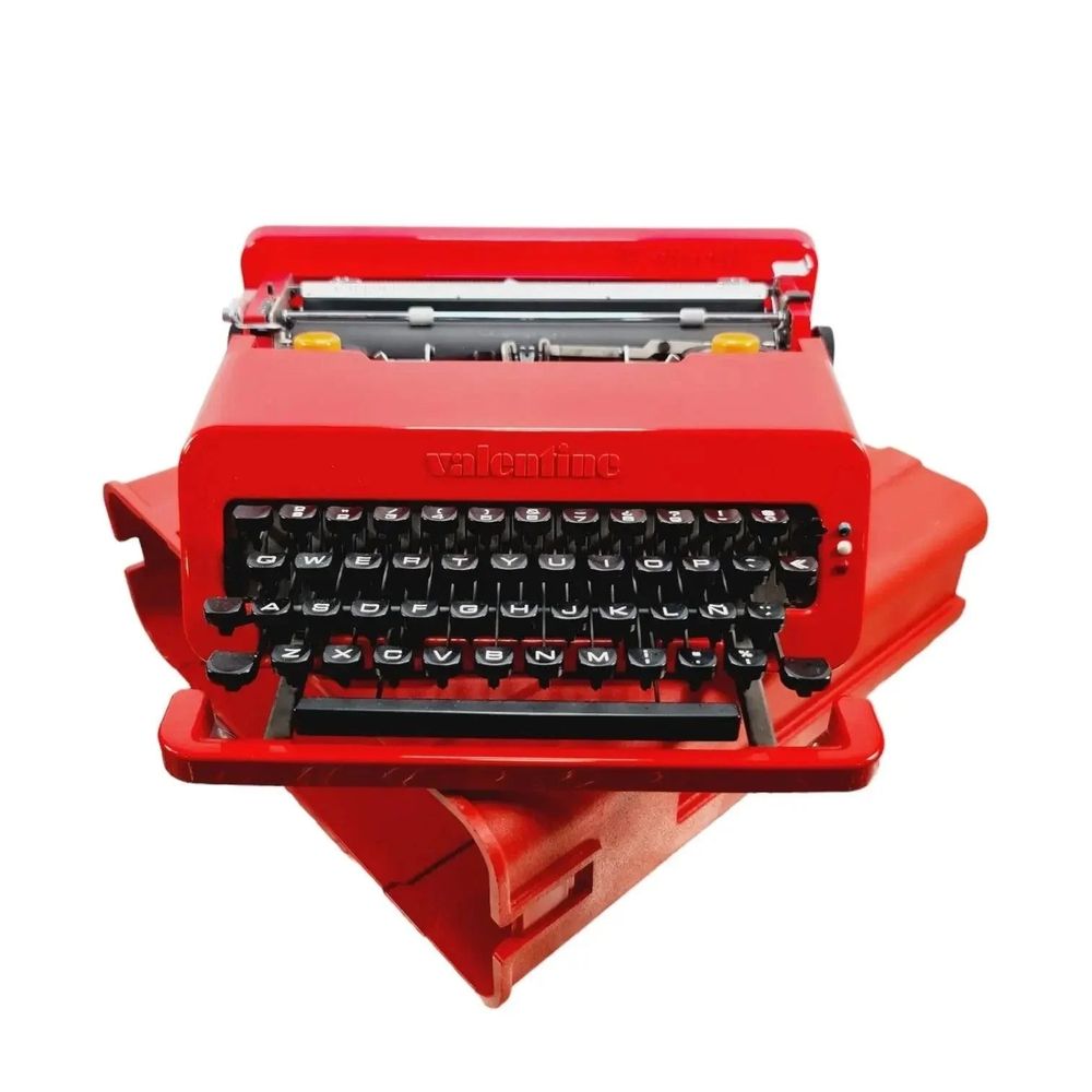 Foto de la máquina de escribir de los 60 Olivetti Valentine en color rojo, con su funda del mismo color.