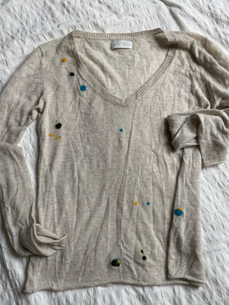 Pull gris reprisé à la laine à carder, pois multicolores