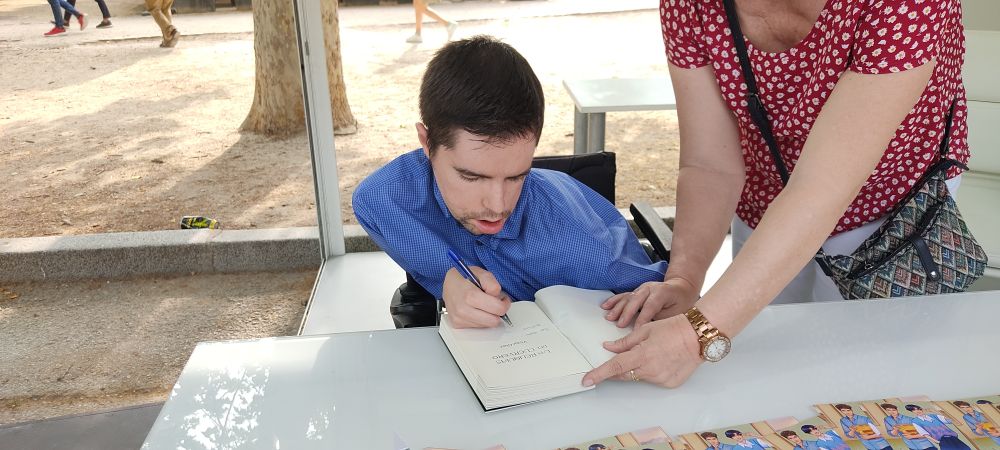 Víctor Guez firmando.